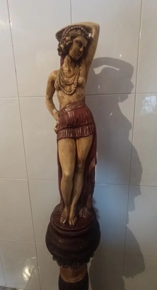 Escultura de mujer con pedestal