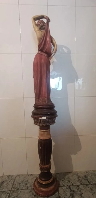 Escultura de mujer con pedestal