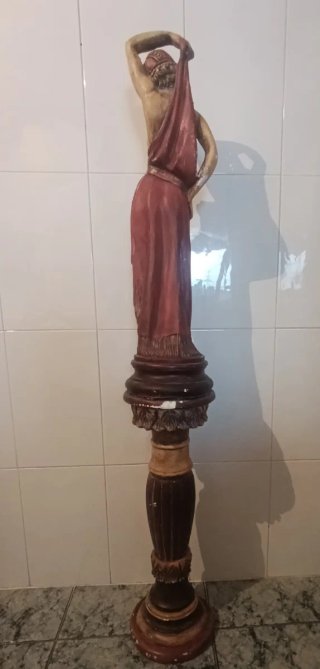 Escultura de mujer con pedestal