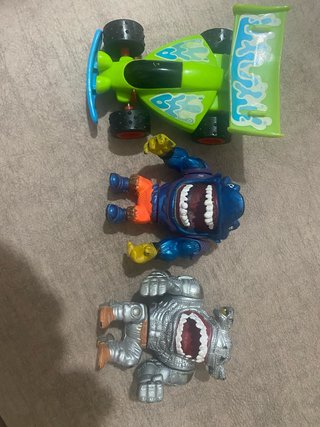 Lote 3 Juguetes: 2 Street Sharks y Coche McDonald'