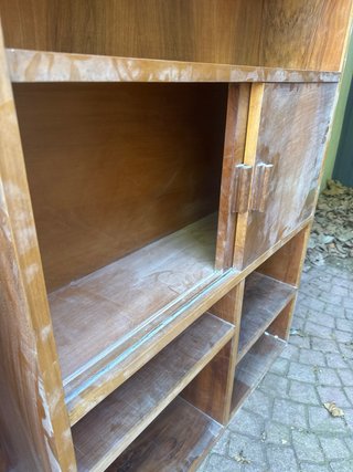Mueble de madera con estantes