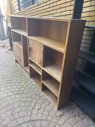 Mueble de madera con estantes