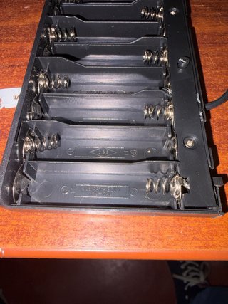 Caja 8 Pilas AA1,5vdc  con salida a  12V DC