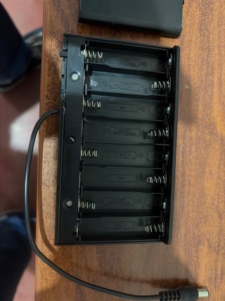 Caja 8 Pilas AA1,5vdc  con salida a  12V DC