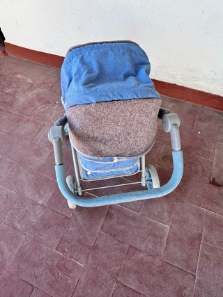 Cochecito de juguete azul