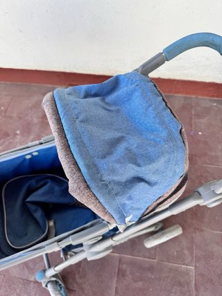 Cochecito de juguete azul