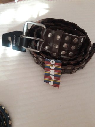 Cinturón de cuero marrón con tachuelas