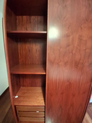 Armario de madera con espejo