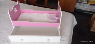 Camita de muñeca rosa y blanca
