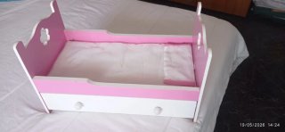 Camita de muñeca rosa y blanca