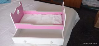 Camita de muñeca rosa y blanca