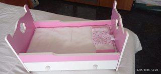 Camita de muñeca rosa y blanca