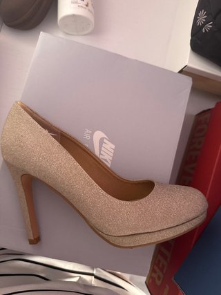 Zapatos de tacón dorados brillantes