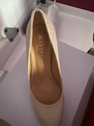 Zapatos de tacón dorados brillantes