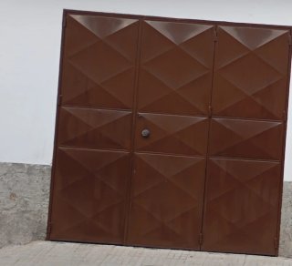 Puerta de garaje marrón