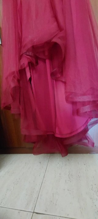 Vestido de cóctel con cuello en V, color Burdeos.
