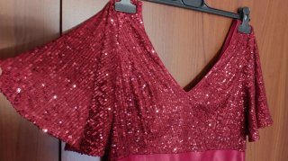 Vestido de cóctel con cuello en V, color Burdeos.
