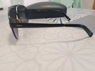 Gafas de sol Carrera negras y grises arañazos dere