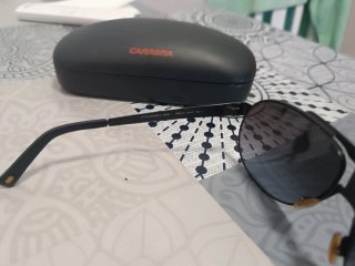 Gafas de sol Carrera negras y grises arañazos dere