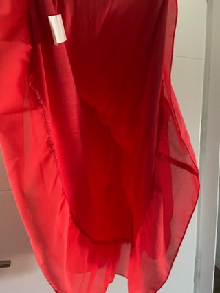 Vestido corto coral con encaje negro