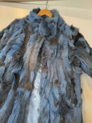 Abrigo de piel de conejo azul y negro