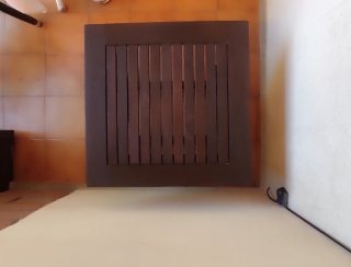 Mesa auxiliar de madera de teca.