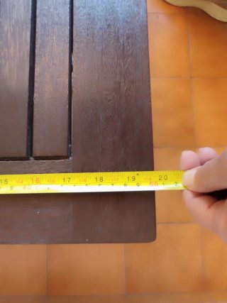 Mesa auxiliar de madera de teca.