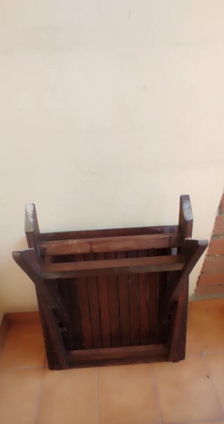 Mesa auxiliar de madera de teca.