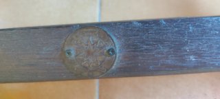 Mesa auxiliar de madera de teca.