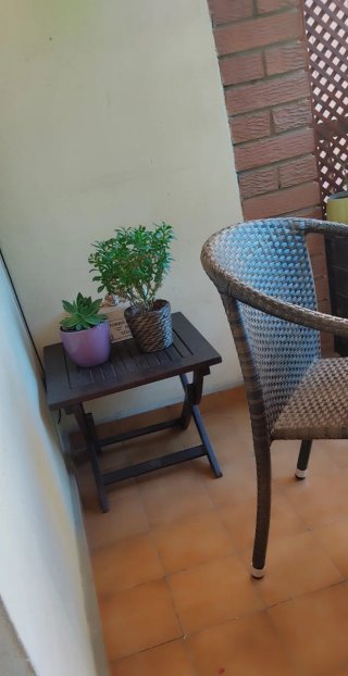 Mesa auxiliar de madera de teca.