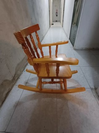 Mecedora de madera para niñ@s