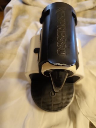 Cafetera Nespresso Negra y Blanca