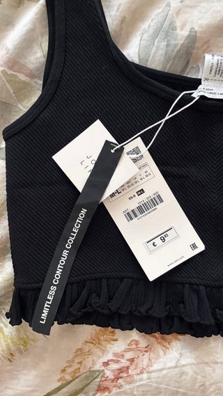 Crop top Zara negro volante talla M-L