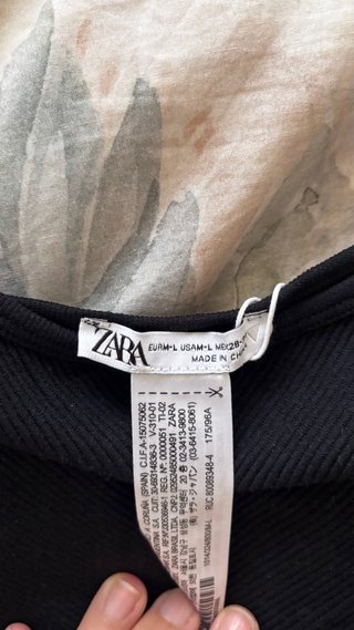 Crop top Zara negro volante talla M-L