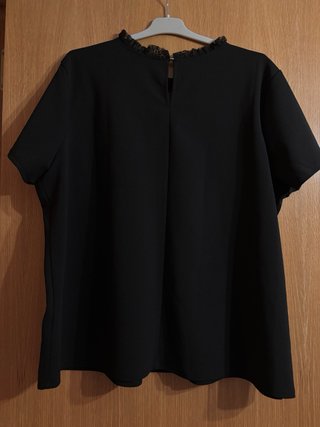 Blusa negra con encaje