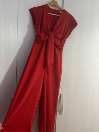 Mono rojo largo con nudo