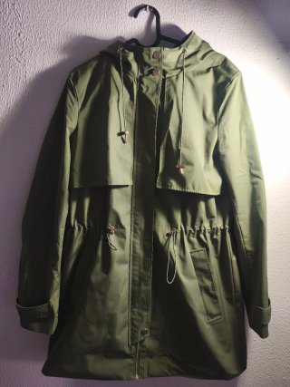 Chubasquero verde Mango detalles dorados
