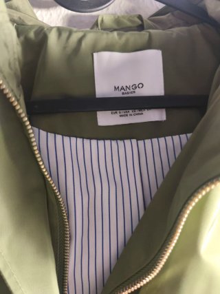 Chubasquero verde Mango detalles dorados