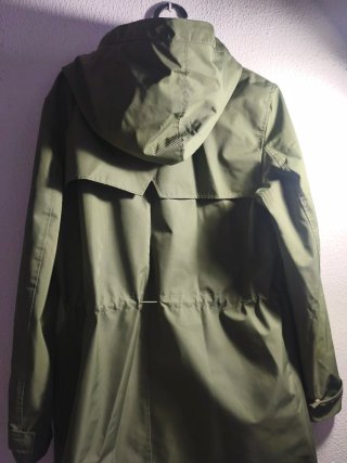 Chubasquero verde Mango detalles dorados