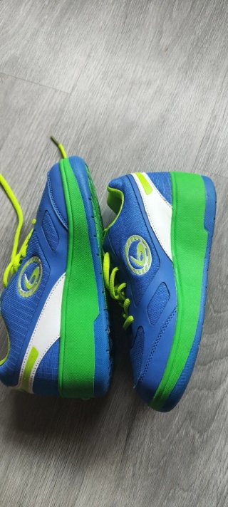 Zapatillas con ruedas azules y verdes
