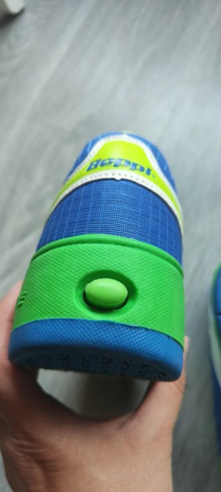 Zapatillas con ruedas azules y verdes