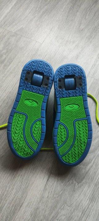 Zapatillas con ruedas azules y verdes