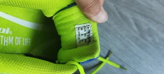 Zapatillas con ruedas azules y verdes