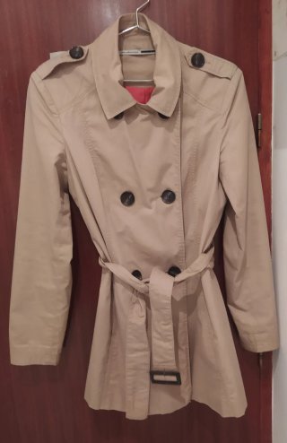 Jaqueta estil  sahariana beige.