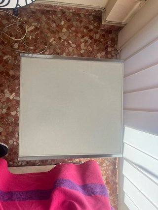 Mesita auxiliar metal y tablero con imitacion piel