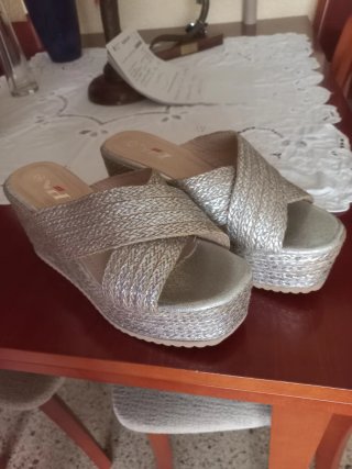 Zapatos de cuña plateados sin estrenar T.39