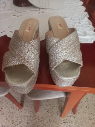 Zapatos de cuña plateados sin estrenar T.39