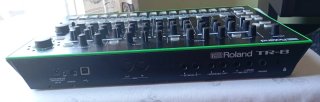 *Caja de ritmos electrónica Roland TR-8*