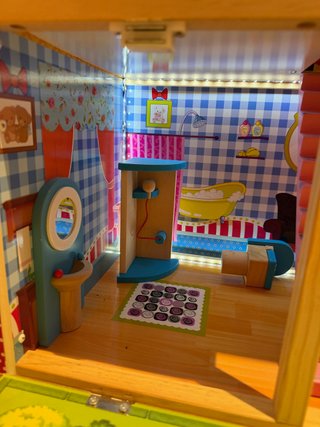 Casa de muñecas de madera