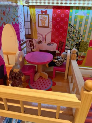 Casa de muñecas de madera